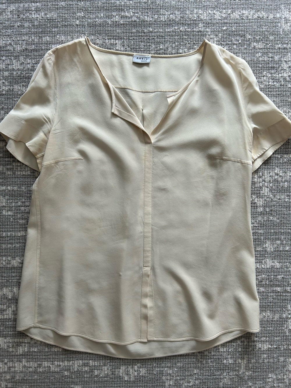 Akris punto Light Cream silk Short-Sleeve V-Neck Blouse